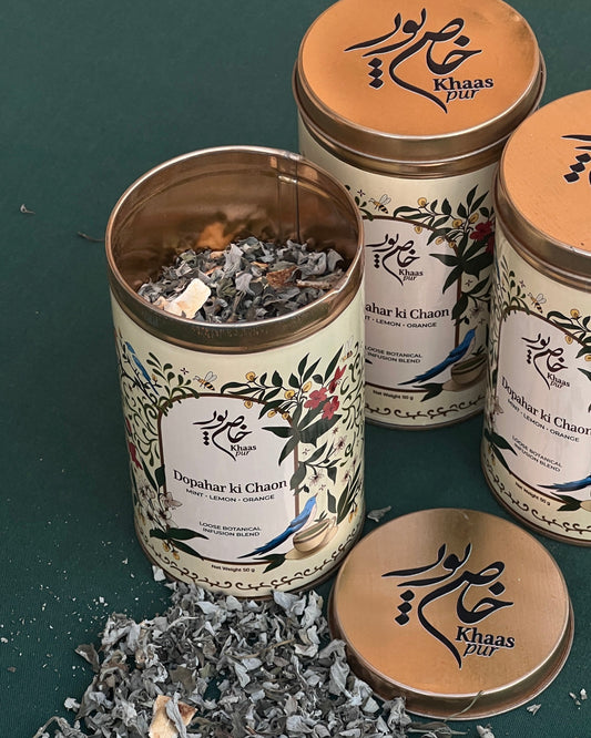 Open tin of Khaaspur Dopahar Ki Chaon with mint and citrus botanical blend